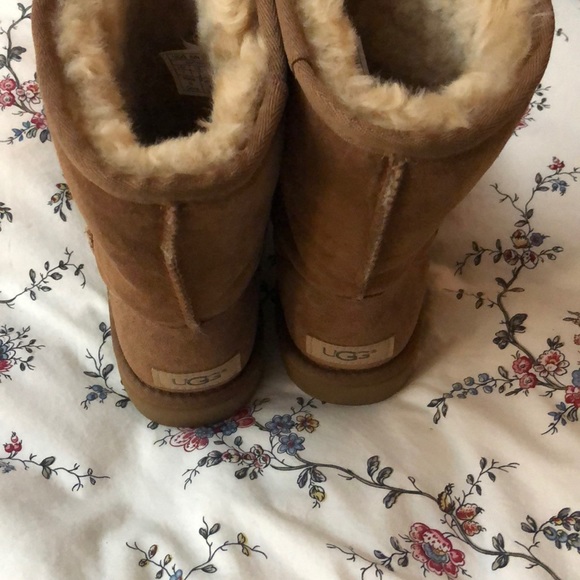 UGG Classic Short Boots - Picture 3 of 3